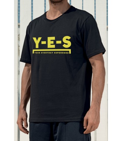 T-shirt in cotone nero girocollo Yes Your Everyday Superhero con stampa del logo gialla sul fronte.